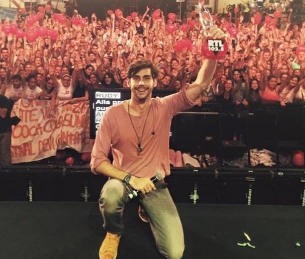 Siendo tan guapo y creativo, ¿qué mujer no caería a los encantos de Álvaro Soler?