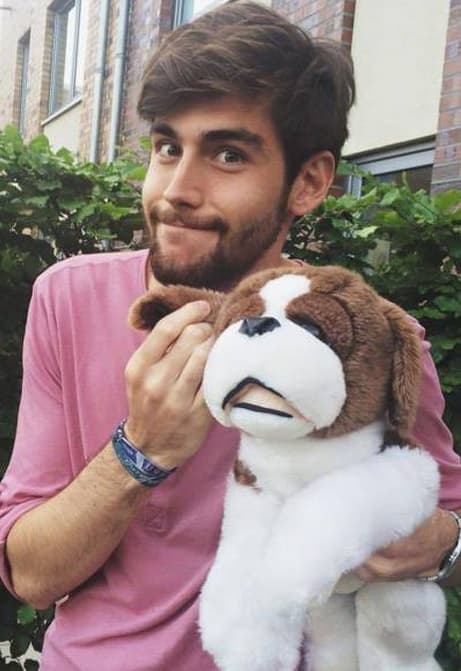 Casper tiene 28 años… sólo le lleva unos cuatro años a Álvaro. ¡Qué tierno se ve!