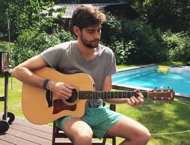 Por más de cuatro años estuvo tocando y componiendo en diferentes lugares hasta que a principios de 2015 se mudó a Berlín para grabar ‘El Mismo Sol’.