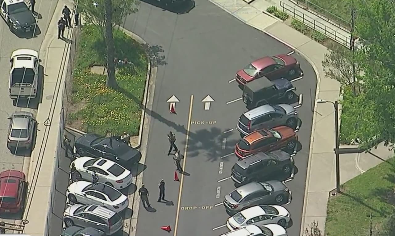 En una rueda de prensa presentada dos horas después del mortal incidente, las autoridades dieron a conocer que el presunto pistolero siguió los protocolos de seguridad para poder ingresar a la escuela.