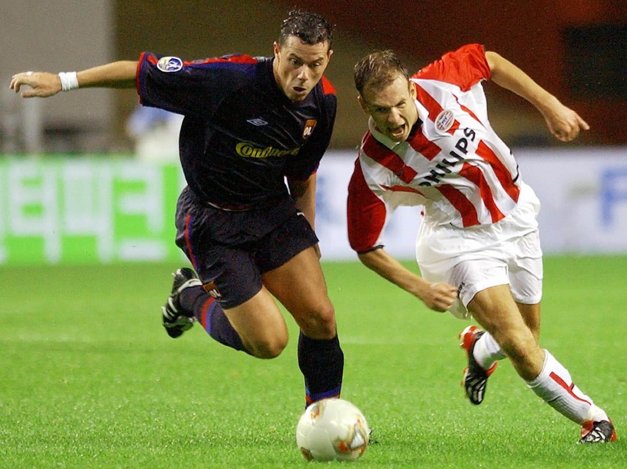 En el equipo holandés marcó 21 goles en 75 partidos en su experiencia con Guus Hidink, en la que fue campeón de la Eredivisie y de la Supercopa local en 2003.