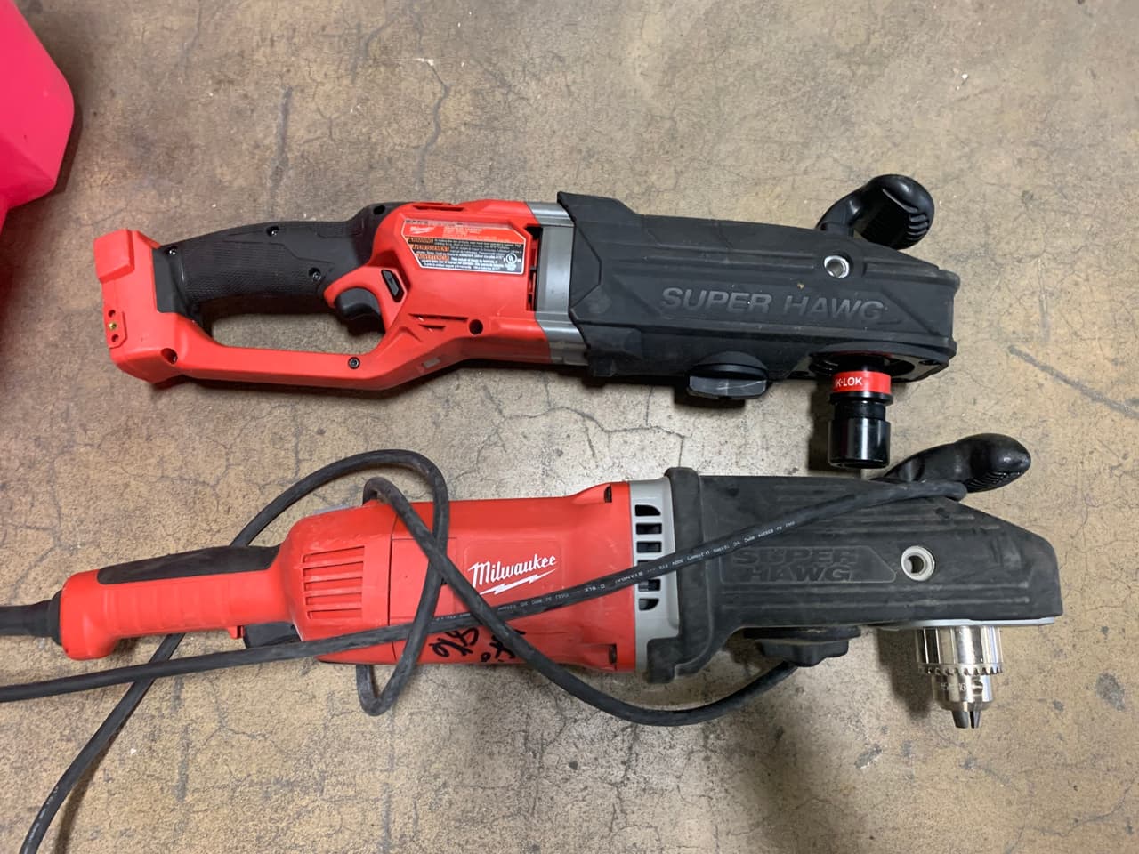 Hay accesorios como joyería, ropa, herramientas y aparatos electrónicos que se estarán subastando.