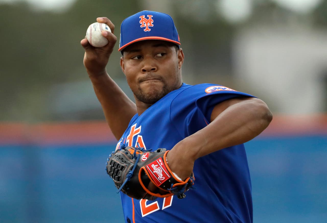 ARCHIVO - Jeurys Familia de los Mets de Nueva York lanza durante un entrenamiento de pretemporada, el 21 de febrero de 2017. (AP Foto/David J. Phillip)
