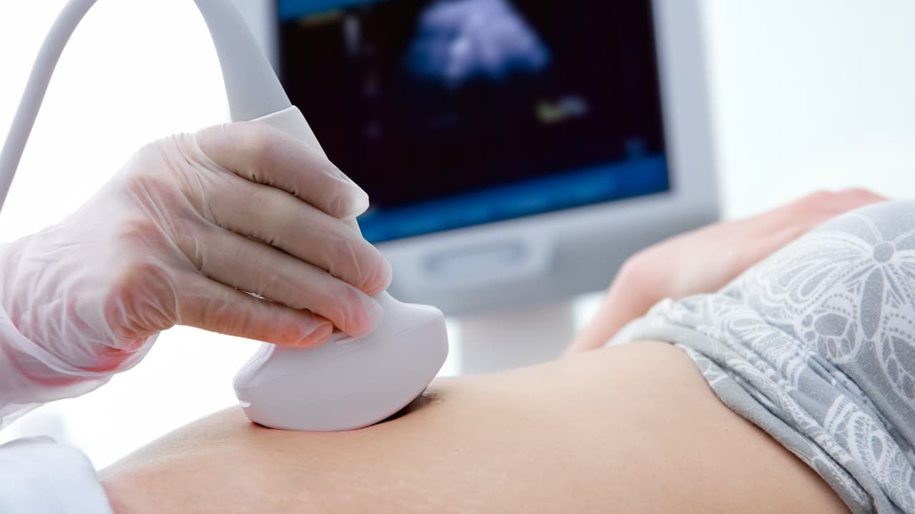 Mujer finge estar embarazada para evitar que su novio terminara con ella: ahora enfrenta cargos