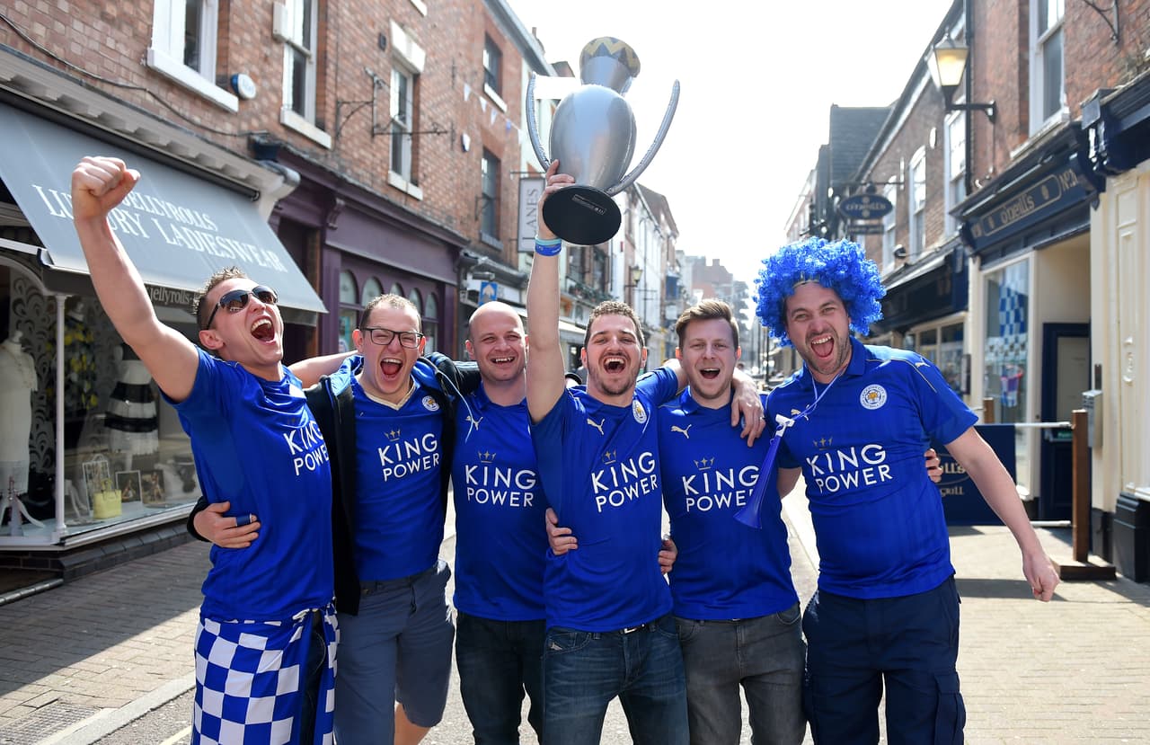 Los seguidores de los 'Foxes' no ocultaron sus muestras de cariño a los héroes del Leicester City y presumieron orgullosos los colores del nuevo campeón de la British Premier League.