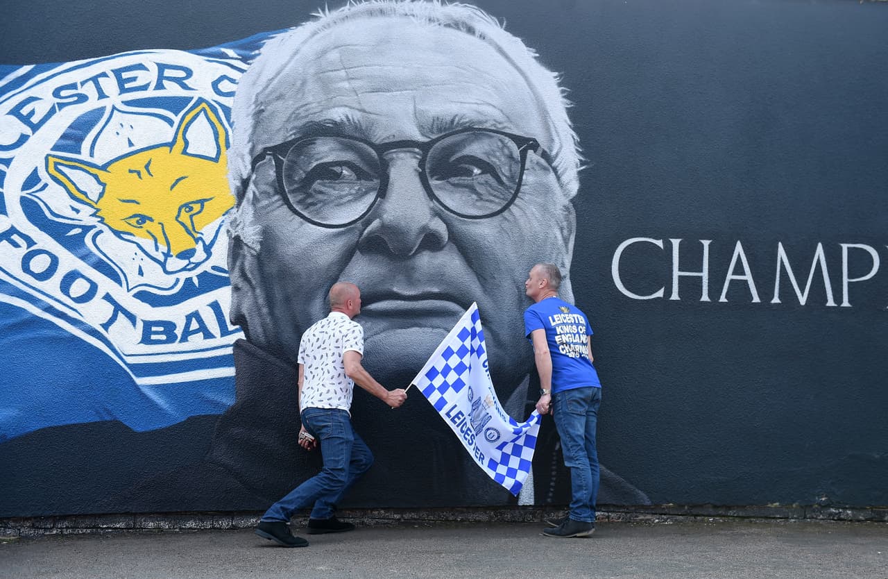 Los seguidores de los 'Foxes' no ocultaron sus muestras de cariño a los héroes del Leicester City y presumieron orgullosos los colores del nuevo campeón de la British Premier League.