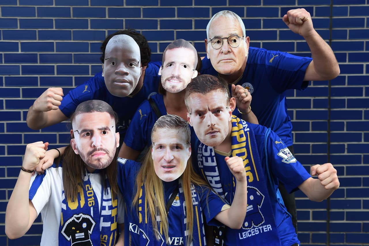 Los seguidores de los 'Foxes' no ocultaron sus muestras de cariño a los héroes del Leicester City y presumieron orgullosos los colores del nuevo campeón de la British Premier League.