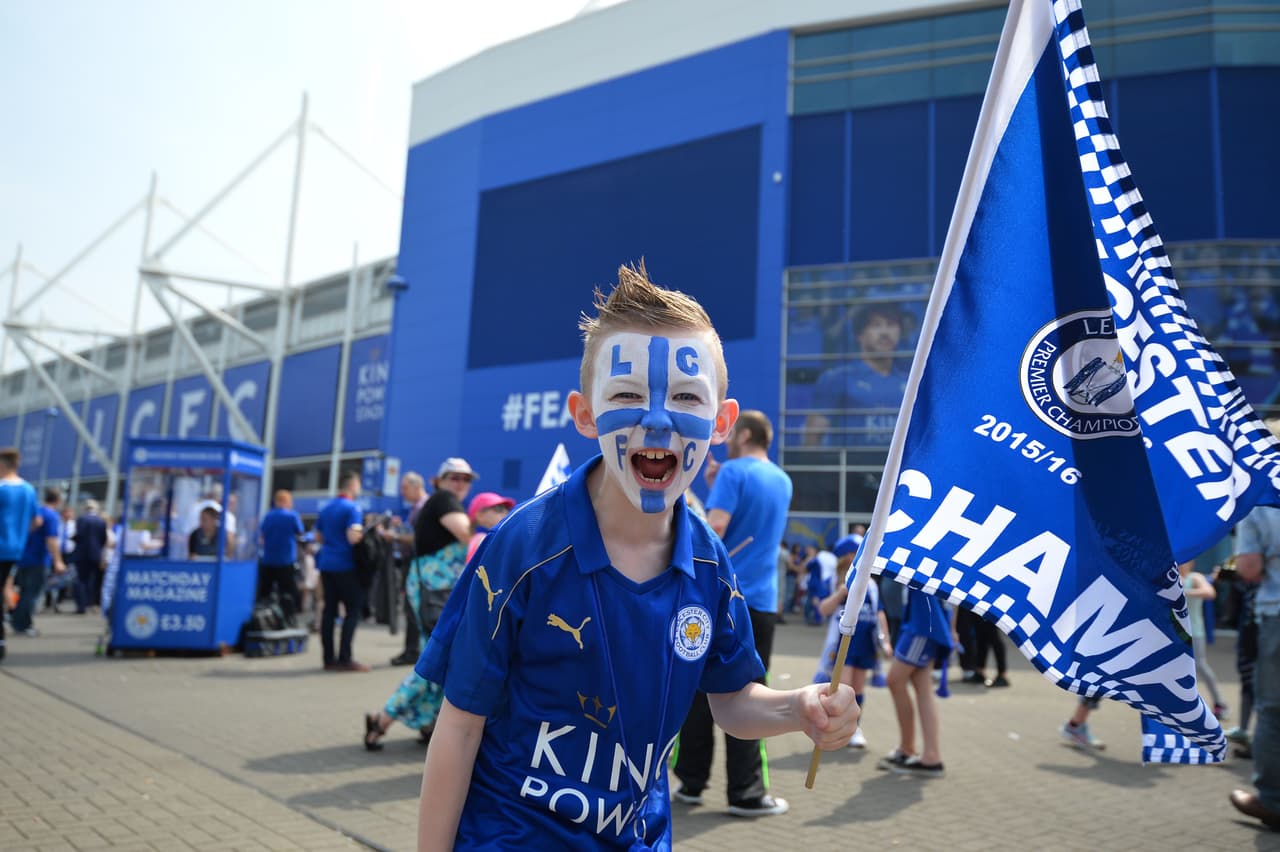 El Leicester vivió un sábado de auténtica fiesta en el estadio Kings Park donde junto a sus miles de aficionados festejó con todo su primer título obtenido de la historia en la Premier League de Inglaterra.