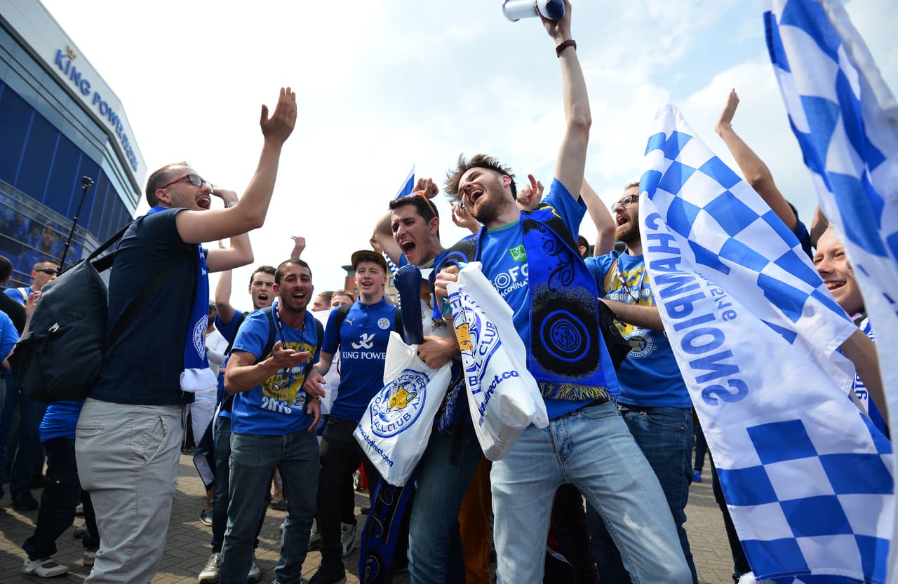 Los seguidores de los 'Foxes' no ocultaron sus muestras de cariño a los héroes del Leicester City y presumieron orgullosos los colores del nuevo campeón de la British Premier League.