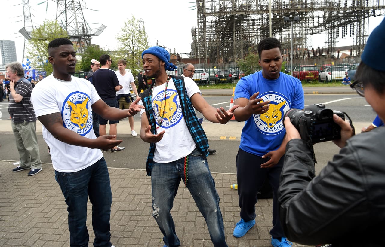 El Leicester vivió un sábado de auténtica fiesta en el estadio Kings Park donde junto a sus miles de aficionados festejó con todo su primer título obtenido de la historia en la Premier League de Inglaterra.