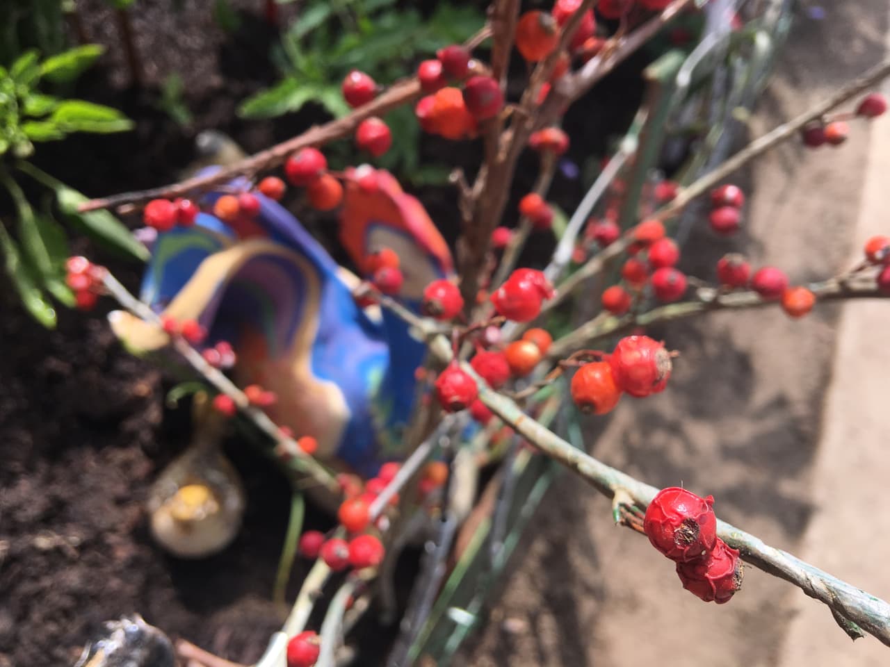 Tiene adornos para hacer el espacio más vistoso.