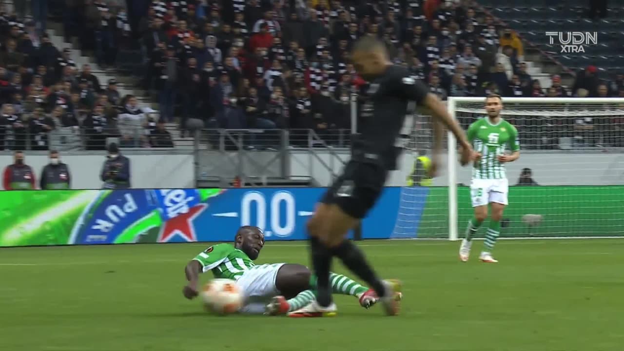 ¡TIRO ATAJADO! disparo por Ansgar Knauff.