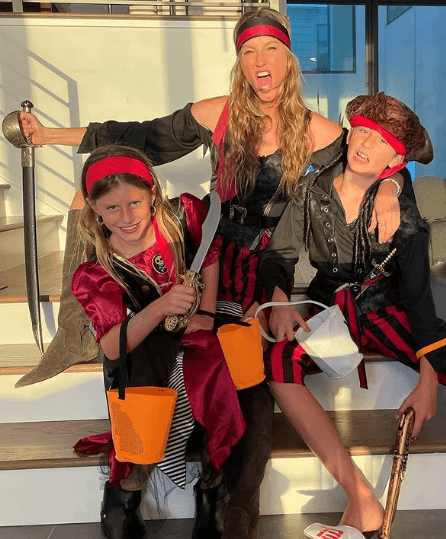 <b>Gisele Bündchen </b>tiene dos hijos: Vivian Lake de 9 años y Benjamin de 12, fruto de su amor con Tom Brad. Cuando eran bebés, la modelo brasileña los alimentaba aunque se encontrara trabajando.