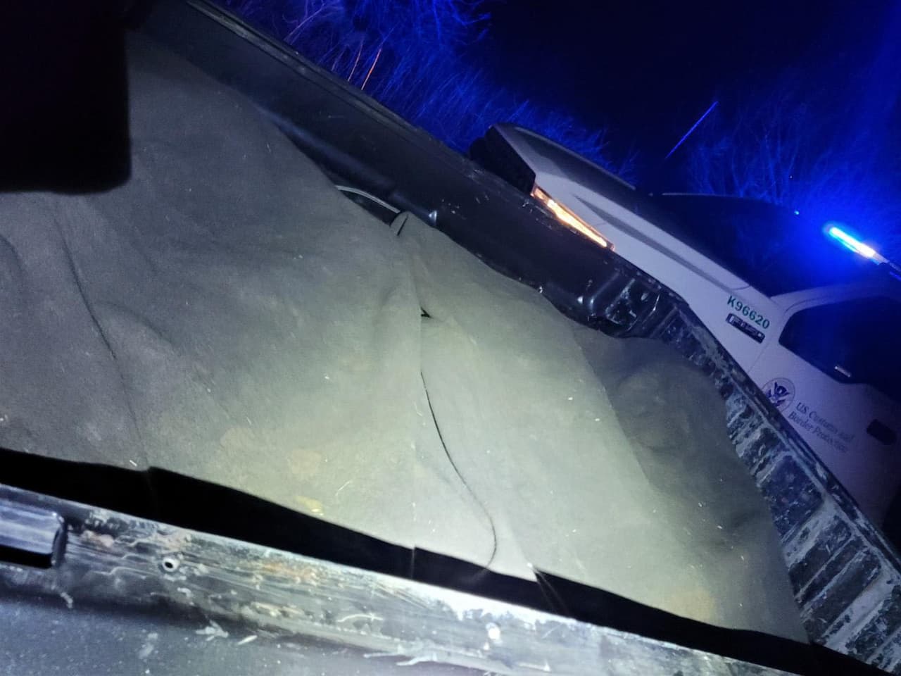 Pero no era todo: habían varios acostados y en completo silencio en la plataforma de la unidad, debajo de una manta.