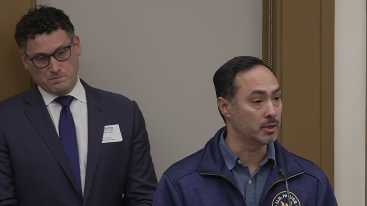 Congresista Joaquín Castro visita a familia de mariachis detenida en Dilley