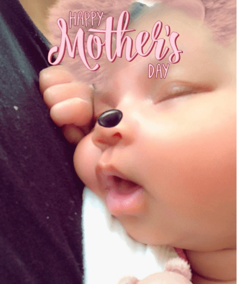 Así fue captada True por su mamá en esta foto para celebrar el Día de las Madres. La imagen alcanzó miles de 'Likes' en las redes sociales de Khloé y de la pequeña.