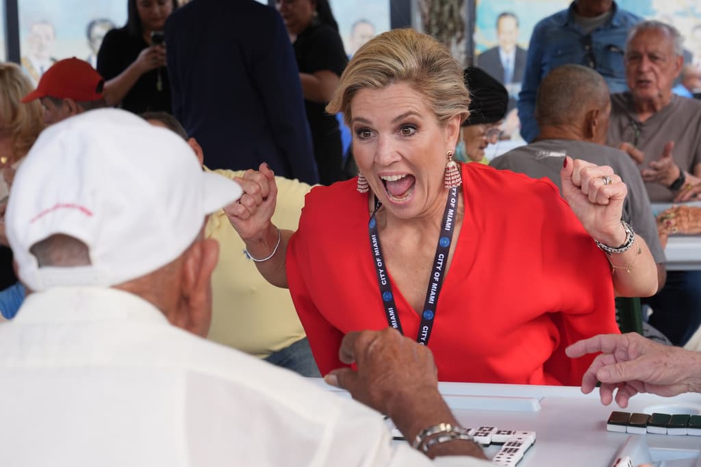 Así se divierte la reina de Holanda jugando dominó en la Calle 8