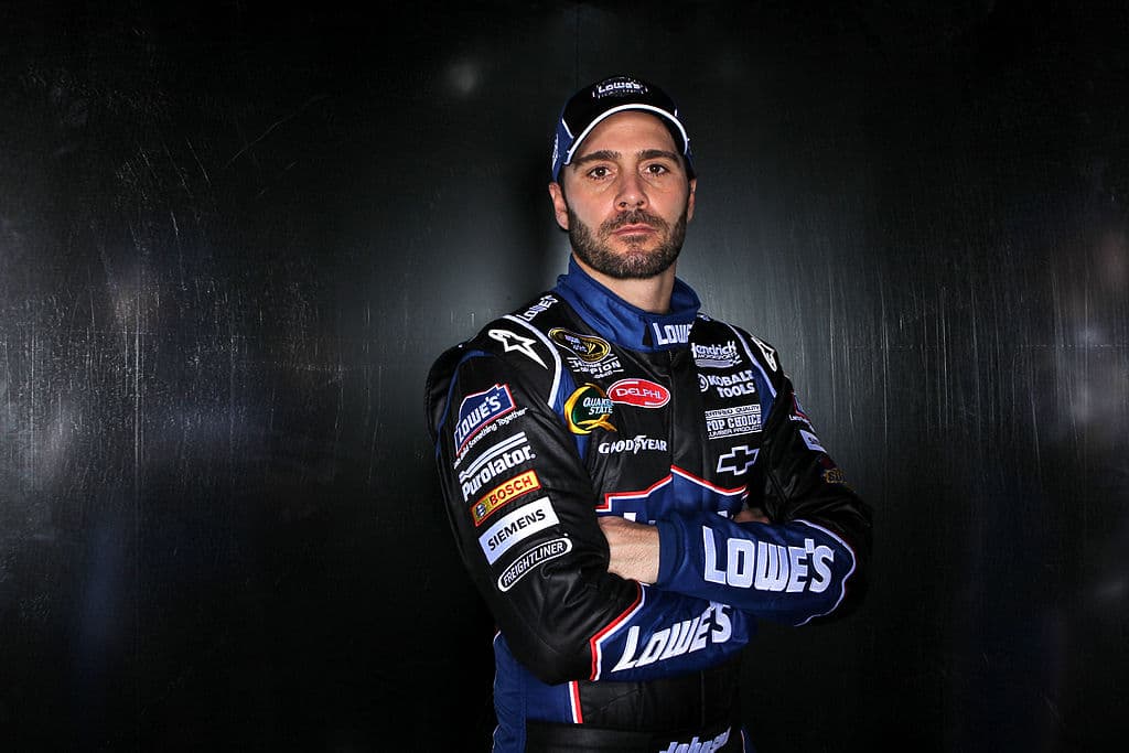 <b>Puesto 5</b> – El 
<b>múltiple campeón de la NASCAR Sprint Cup, Jimmie Johnson</b>, actualmente compite en esta disciplina en el equipo Hendrick Motorsports. Su salario en esta temporada es de
<b> 21,78 millones de dólares</b>.
<br>