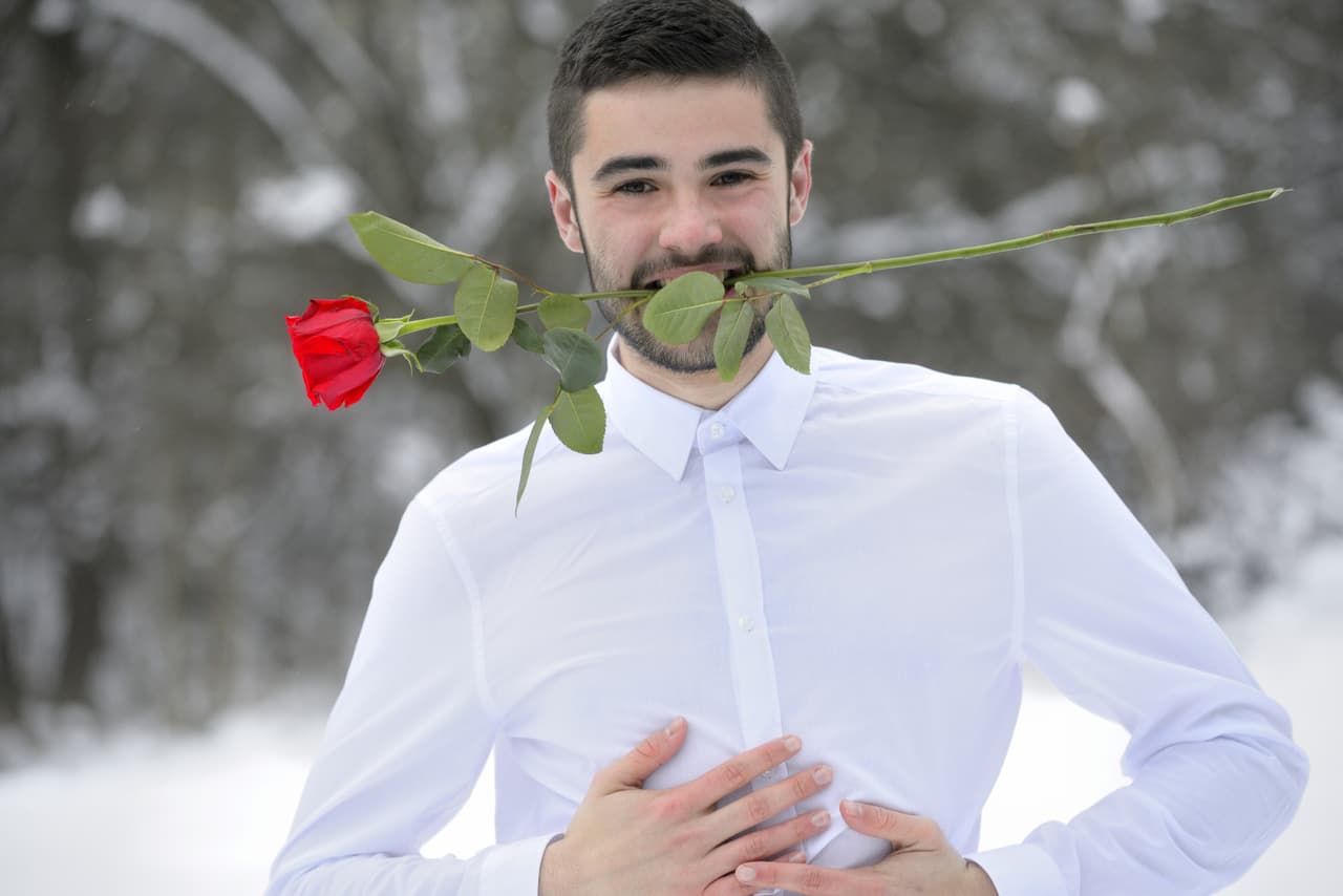 El detallista. Las flores y los chocolates son parte de su arsenal para conquistar, ¡pero no son lo único.