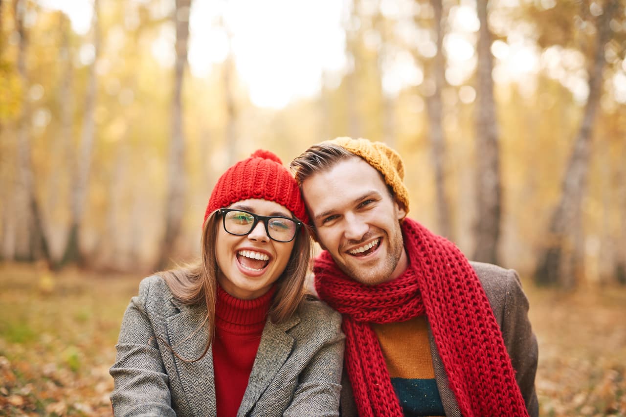 No pararás de reír, pues él buscará la forma de que jamás te aburras. ¿Necesitas más razones?