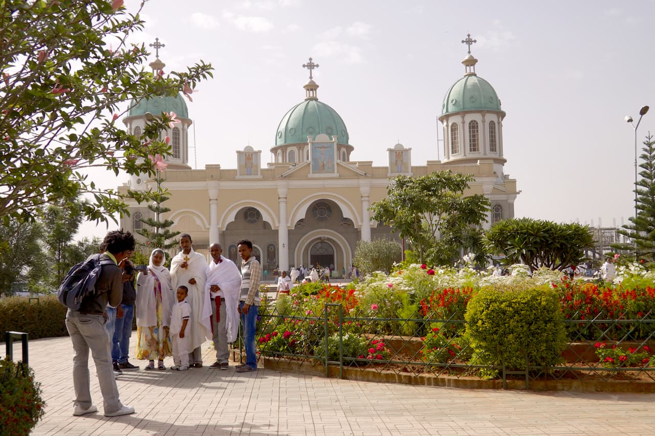 <b>Addis Abeba (Etiopía).</b> La introducción de una visa electrónica en 2017 impulsó el turismo a este país en un 48.6%, mientras que el Premio Nobel de la Paz 2019 otorgado a su primer ministro, Abiy Ahmed, llamó la atención del mundo. Sus visitantes tienen la oportunidad de conocer los nueve sitios considerados Patrimonio Mundial de la 
<a href="https://en.unesco.org/"><u>UNESCO </u></a>en el país y disfrutar de los nuevos espacios culturales al aire libre y parques de la capital.