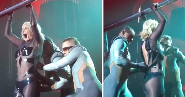 El vestido se le reventó en la parte trasera a la altura de la espalda y se llevó un gran susto.