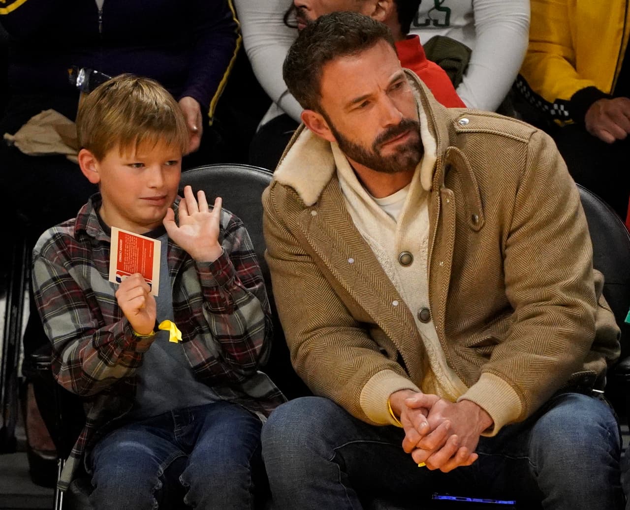 Ben y Samuel comparten el gusto por el básquetbol y en días recientes fueron captados en una cancha tirando a la canasta.