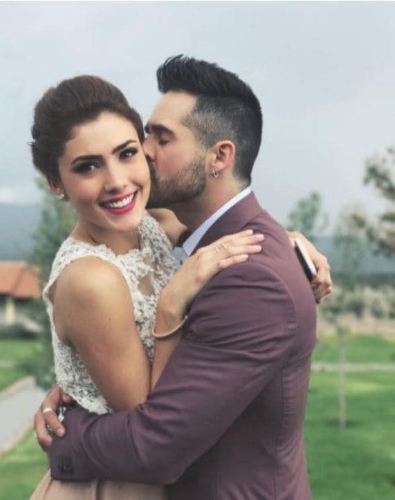 Aunque la pareja se dejaba ver muy enamorada en las redes sociales, en julio pasado protagonizaron una pelea en la boda de Erika Zaba, situación que ocupó titulares y que llevó al actor a confirmar y responder públicamente a la versión de que había intentado ahorcar a la actriz en un supuesto arranque de celos.