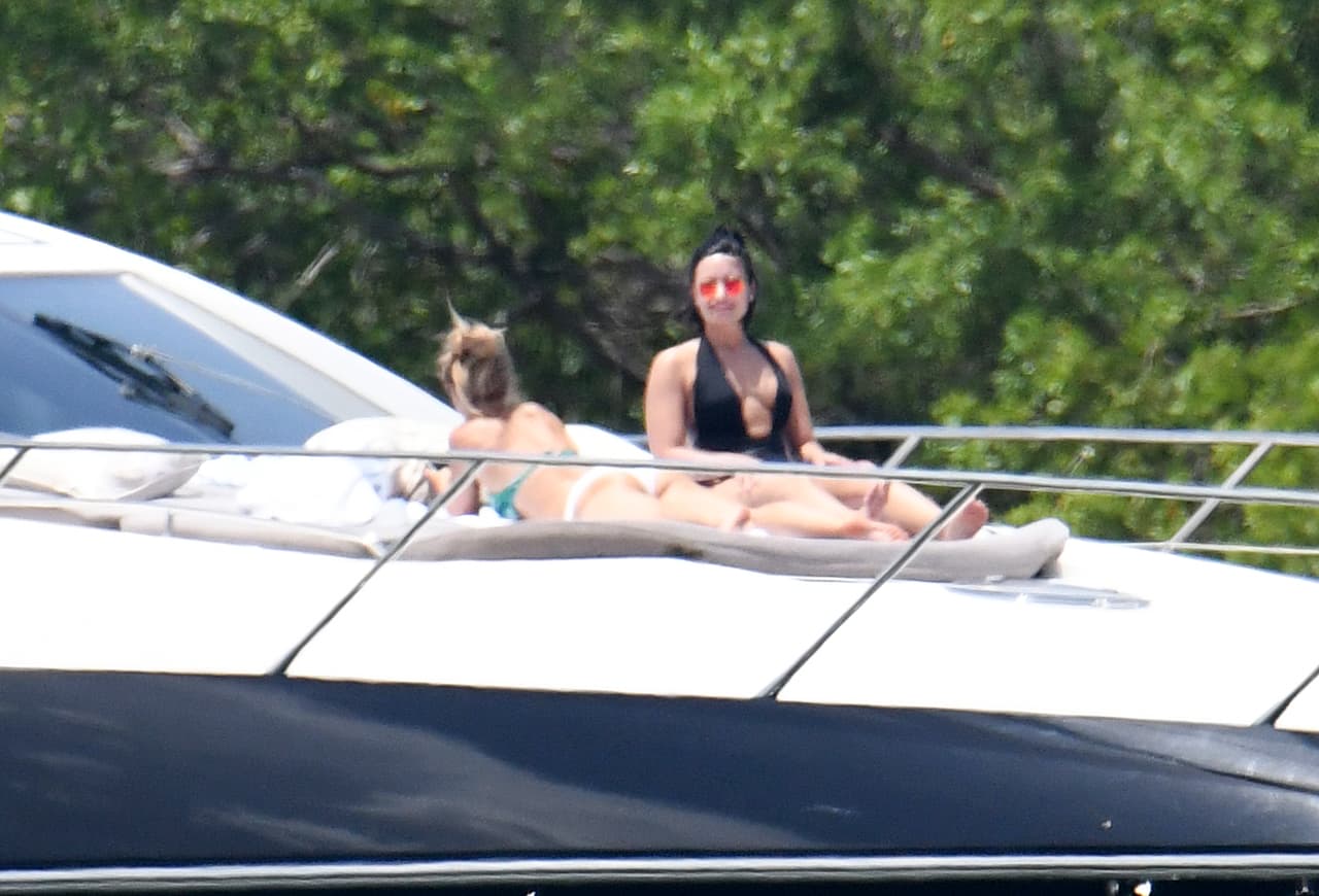 Lució de lo más sexy con un escote hasta el ombligo.