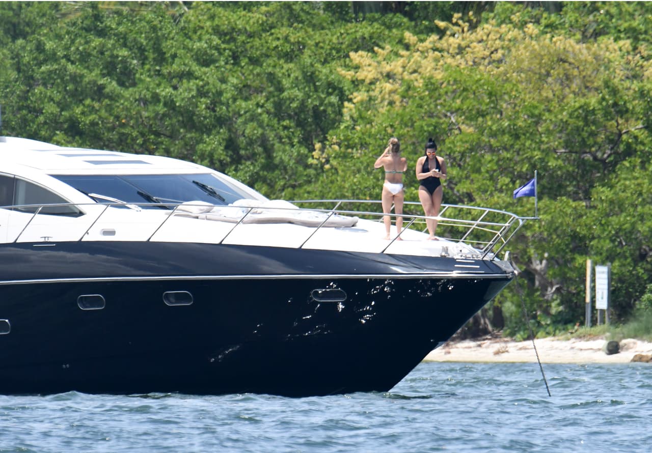 El hermoso yate en el que se asolearon.