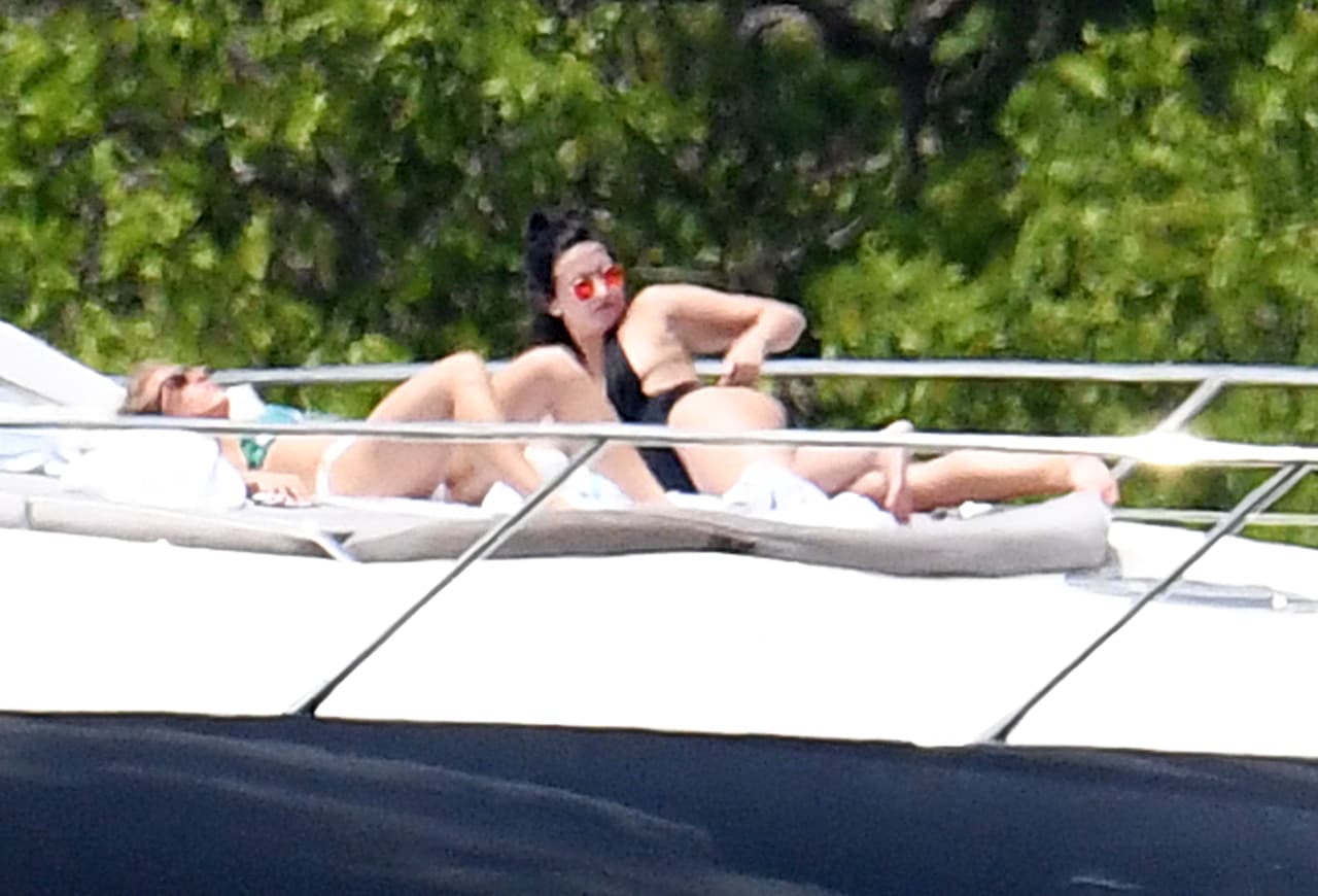 Se puso de espaldas para que todas sus curvas quedaran bien bronceadas.