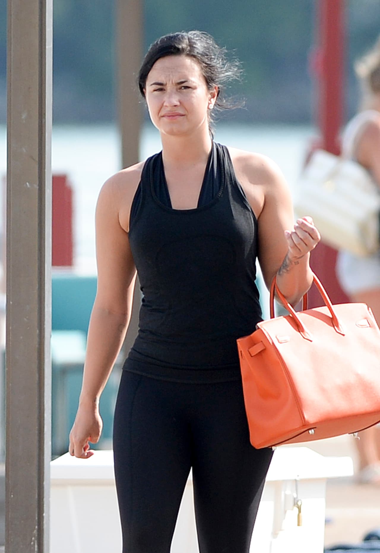 Muy relajada y feliz.