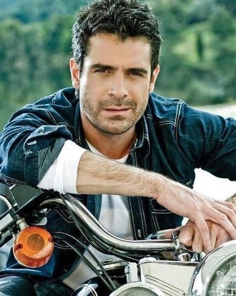 El galán Rafael Novoa nos sorprende cada noche en 'Bloque de Búsqueda' como el Coronel Hernán Martín.