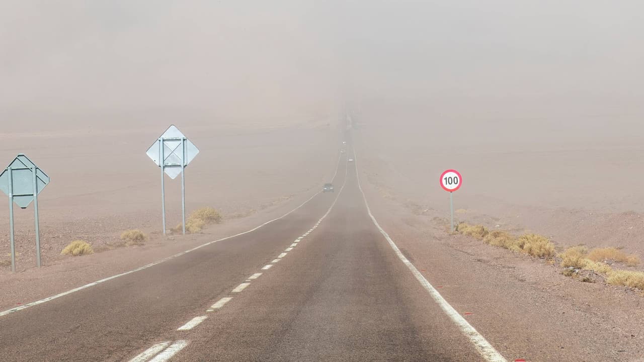 De acuerdo con pronósticos, en el sur y el oeste de Arizona hay avisos por inundaciones repentinas y 
<b><a href="https://www.univision.com/local/arizona-ktvw/tormenta-polvo-valle-arizona-fotos" target="_blank">tormentas de polvo</a></b>, una situación que puede traer problemas a los conductores. Te damos algunas recomendaciones para manejar seguro por las carreteras del estado.