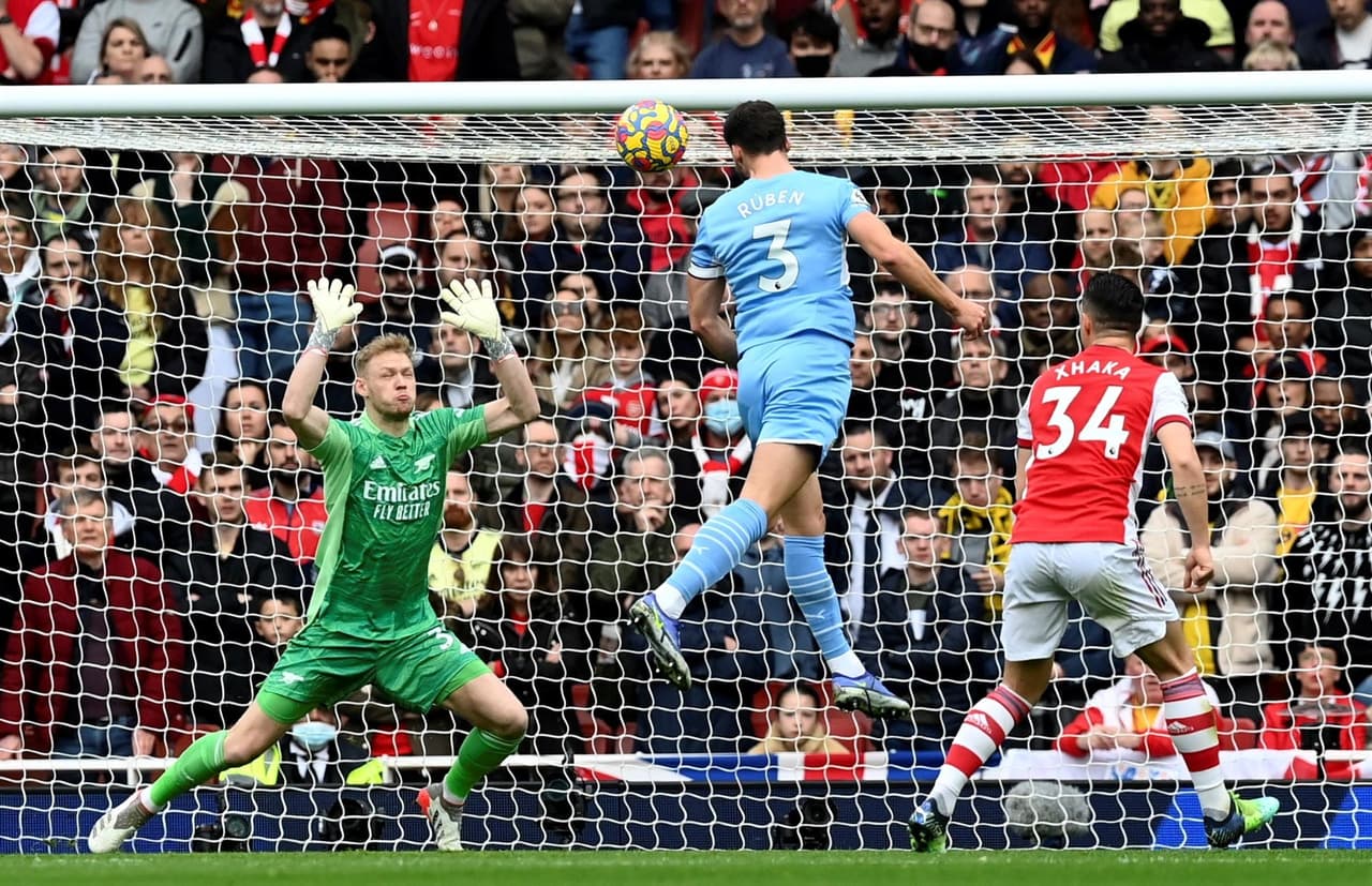 Manchester City saca triunfo de último minuto ante Arsenal durante la Jornada 21 en la Premier League. Bukayo Saka abrió el marcador a favor de los Gunners al 31', pero fueron Riyad Marez con un penalti quien igualaba el marcador y Rodrigo Hernández Cascante anotaba al 90+3' para sumar otros tres puntos y seguir líderes de la tabla.