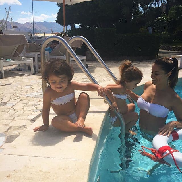 Lola tiene dos hermosas nena, Erin y Regina.