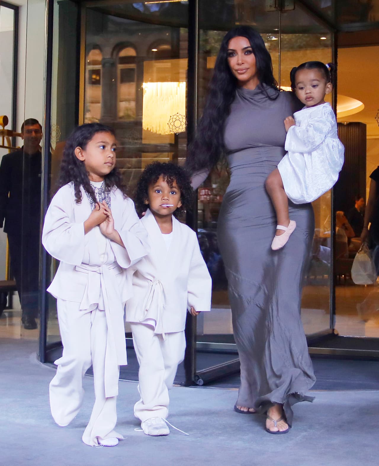 Con el paso de los años se hace más evidente para qué 
<b>Kim Kardashian</b> se mantiene trabajando. Su más reciente inversión deja al descubierto que está dispuesta a todo por 
<b><a href="https://www.univision.com/famosos/kim-kardashian-explica-por-que-ya-no-quiere-tener-mas-hijos-con-kanye-west-fotos" target="_blank">la felicidad y el crecimiento en todos los sentidos de sus 4 hijos.</a></b>