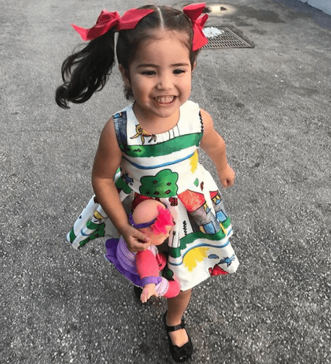 Sus sonrisas enamoran a cualquiera, Giulietta crece rodeada de amor y es una nena muy feliz.