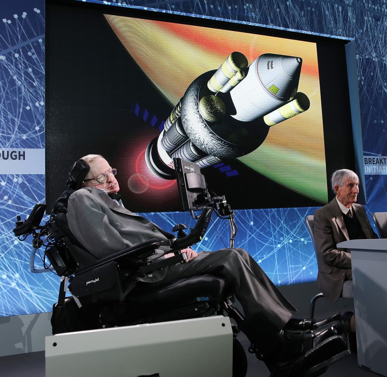 Ahí explicó que los agujeros negros son lugares de gran densidad y energía.