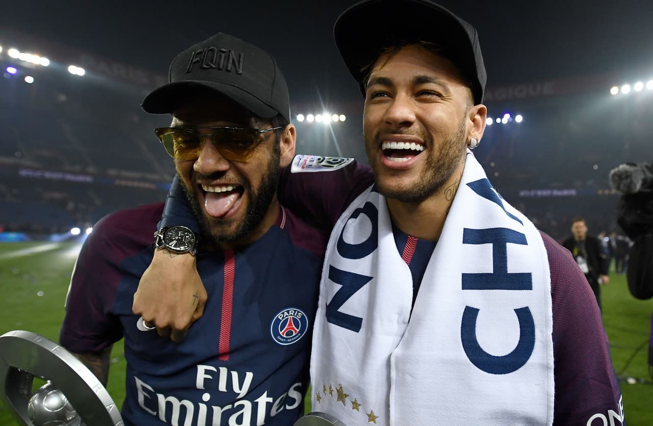 Neymar envía dinero y abogado para ayudar a Dani Alves