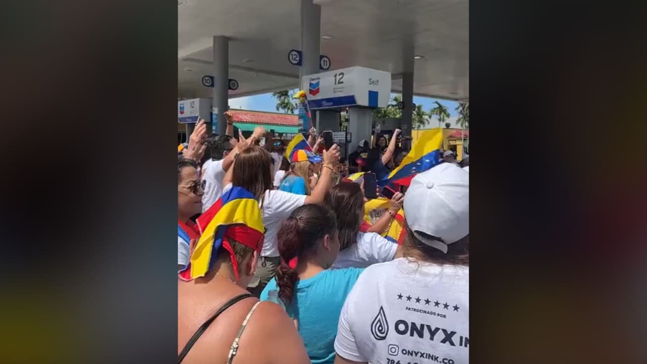 Venezolanos reunidos afuera del restaurante El Arepazo, en Doral.