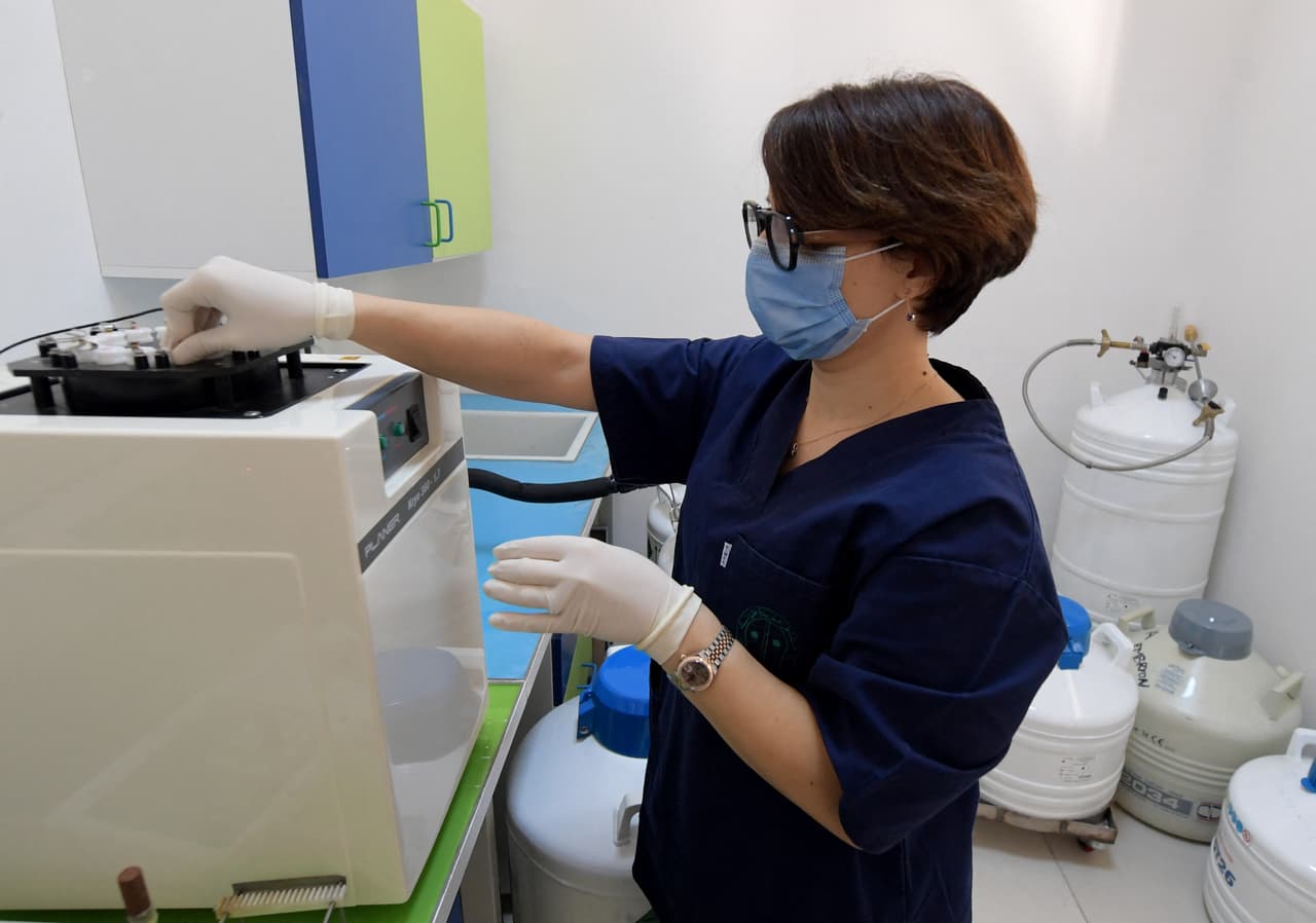 <b>4. Médicos patólogos:</b> ganan un salario de $292,480 al año.