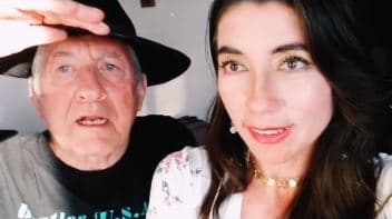 Bella de la Vega 
<b><a href="https://www.univision.com/famosos/gael-garcia-relacion-esposa-papa-jose-angel-garcia-muerte-fotos" target="_blank">nunca había hablado de esta fría relación</a></b>. Pese a eso, está dispuesta a darle a Gael García Bernal una parte de las cenizas de su fallecido esposo, si es que el actor se las pide. 
<br>