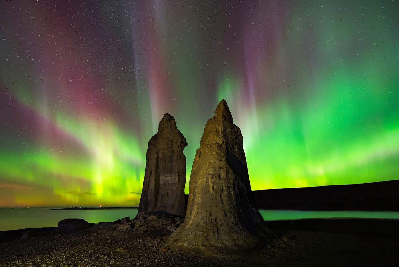 <b>‘Guardianes del lago’</b>
<br>
<br>
<b>Lago Sakakawea, Dakota del Norte</b>
<br>
<br>“Quedé asombrado porque a veces la aurora bailaba por encima de mi cabeza, y pude capturar algunas imágenes tal como las imaginaba”, contó el autor de esta foto.
<br>
<br>Las auroras boreales se producen por la interacción del viento solar con 
<a href="https://www.nationalgeographic.com.es/ciencia/grandes-reportajes/5-cosas-que-probablemente-no-sepas-sobre-auroras-boreales_13873"><u>el campo magnético de la Tierra</u></a>. Como es más débil en las regiones polares, es allí donde mejor se aprecia este fenómeno.