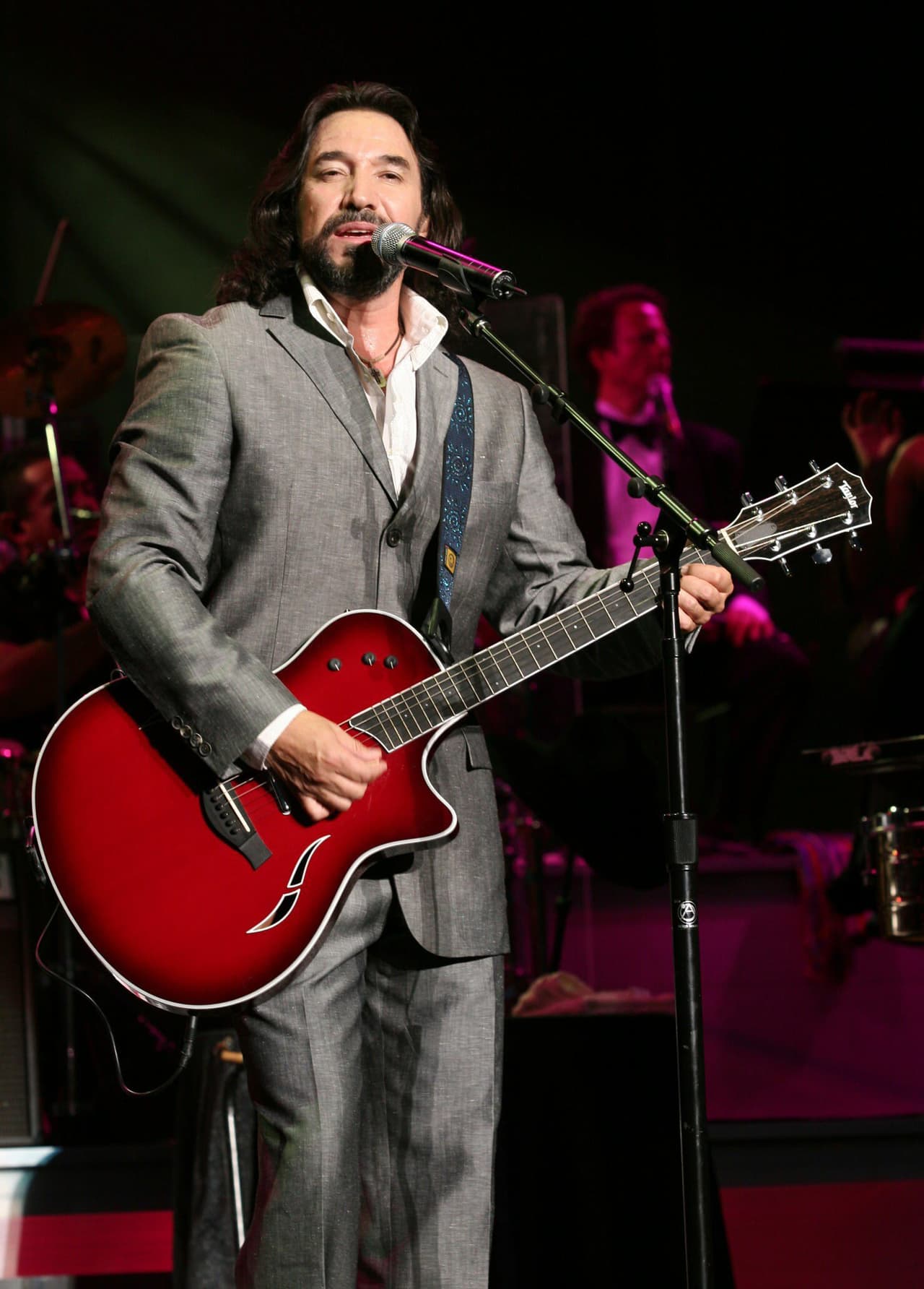 El intérprete de "Tu cárcel" presentó a al público su producción "No molestar" con la cual sostuvo una gira por Latinoamérica, donde fue reconocido por sus altas ventas de su álbum con 10 discos de oro, platino y doble platino.