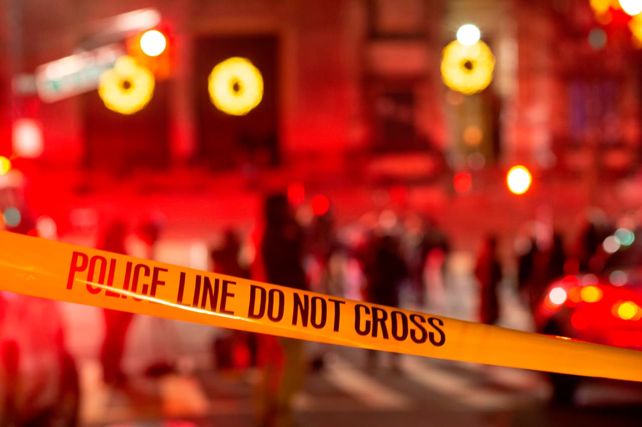 Un hombre es acusado de asesinar con un machete a su padre y madrastra tras hallarlo presuntamente abusando de una menor