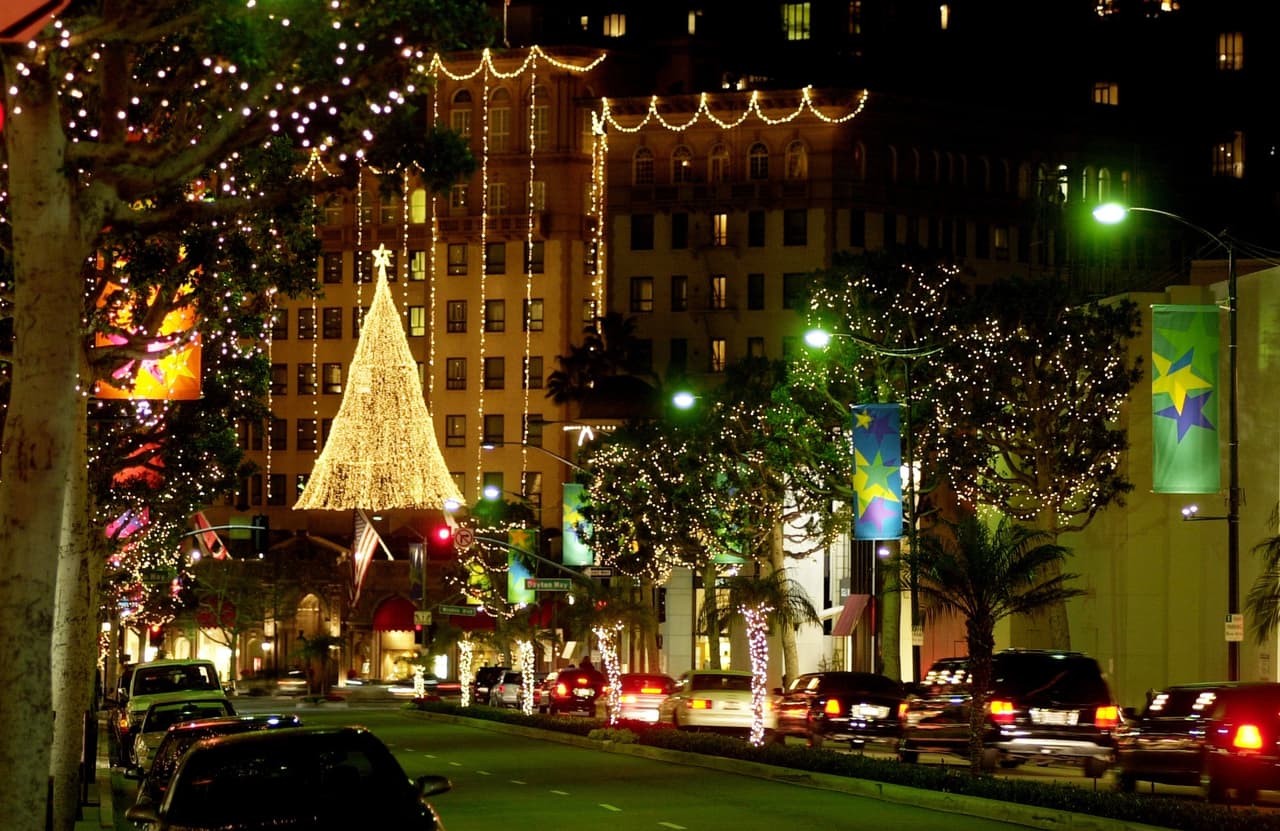 <b>Rodeo Drive:</b>
<br>El lujoso y mundialmente famoso ícono de las compras, se encuentra de gala en esta época del año y ofrece entretenimiento navideño en vivo; en ocasiones, Santa suele aparecer.Recorrer un área comercial de esta talla y, además, iluminada, puede ser la oportunidad perfecta para hacerte de un lindo detalle para ti y tus seres queridos.
<br>
<b>Cuándo: </b>Temporada navideña
<br>
<b>Dónde:</b> 295 Rodeo Dr, Beverly Hills, CA 90212.
<br>
<b>Precio:</b> Según el consumo.
