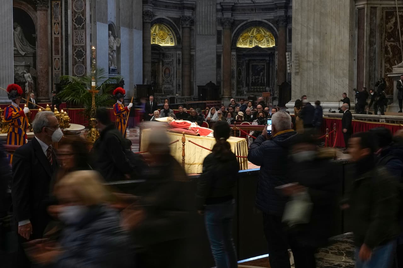 En fotos: así despiden a Benedicto XVI en la capilla ardiente en la basílica de San Pedro 