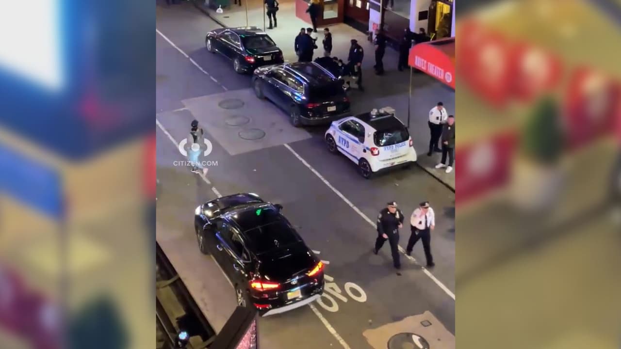Hieren a joven en tiroteo cerca de Times Square; hay cinco sospechosos bajo custodia