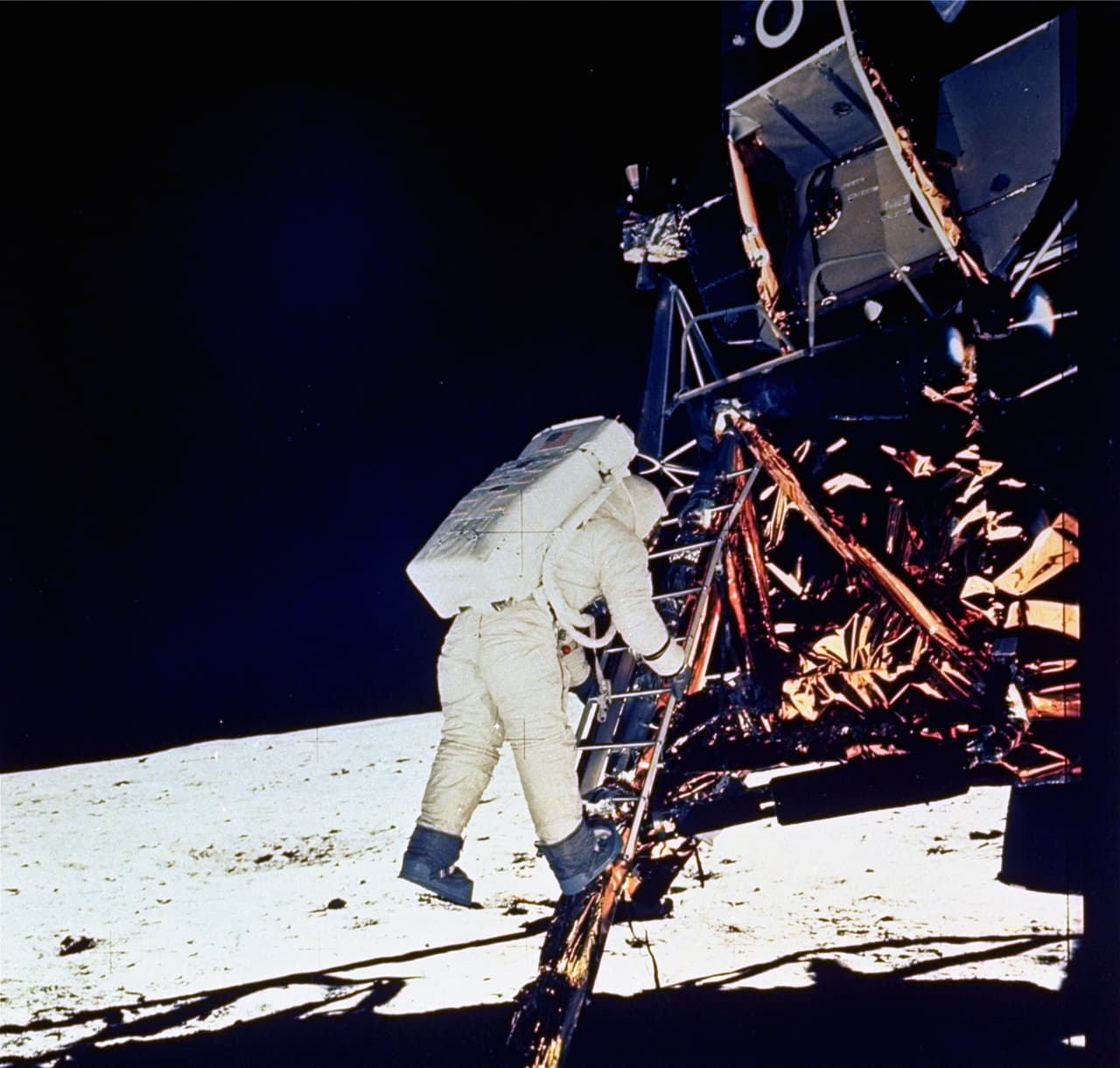 A las 4:17 PM ET del 20 de julio de 1969 alunizó la tripulación. Luego de unas horas de preparación, a las 10:56 PM ET, Armstrong puso su pie izquierdo sobre la superficie lunar.
